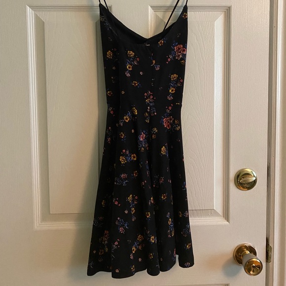 Women’s dress - Picture 2 of 2